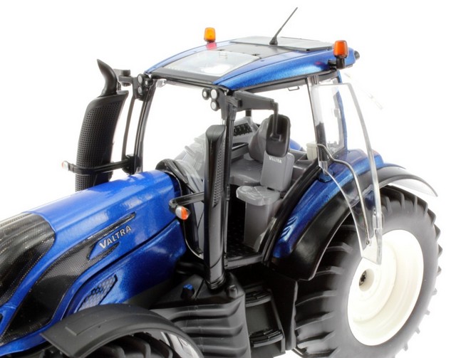 Valtra tractor schaal model